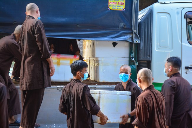 Continuing to support people in need in the Covid-19 pandemic of Hoang Phap Pagoda (series 4)